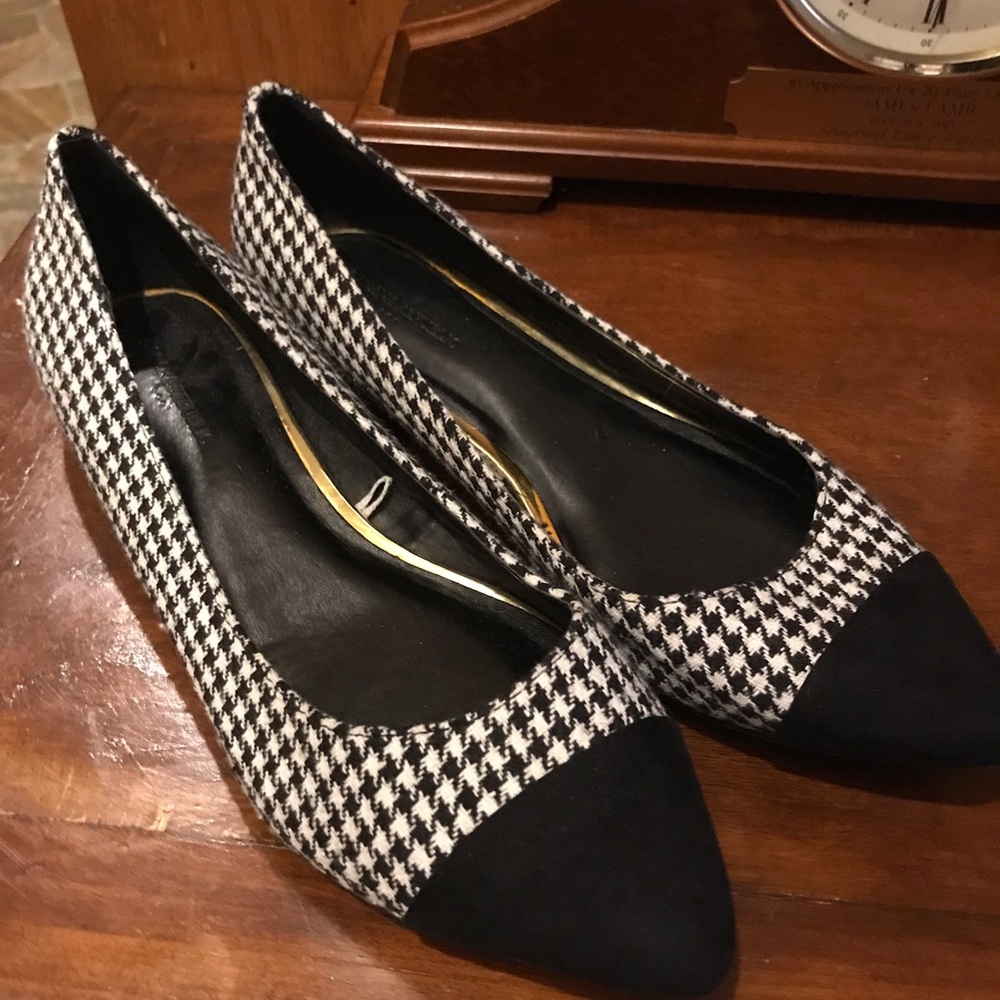 Banana Republic Black and White Flats with Pointed Toe Design